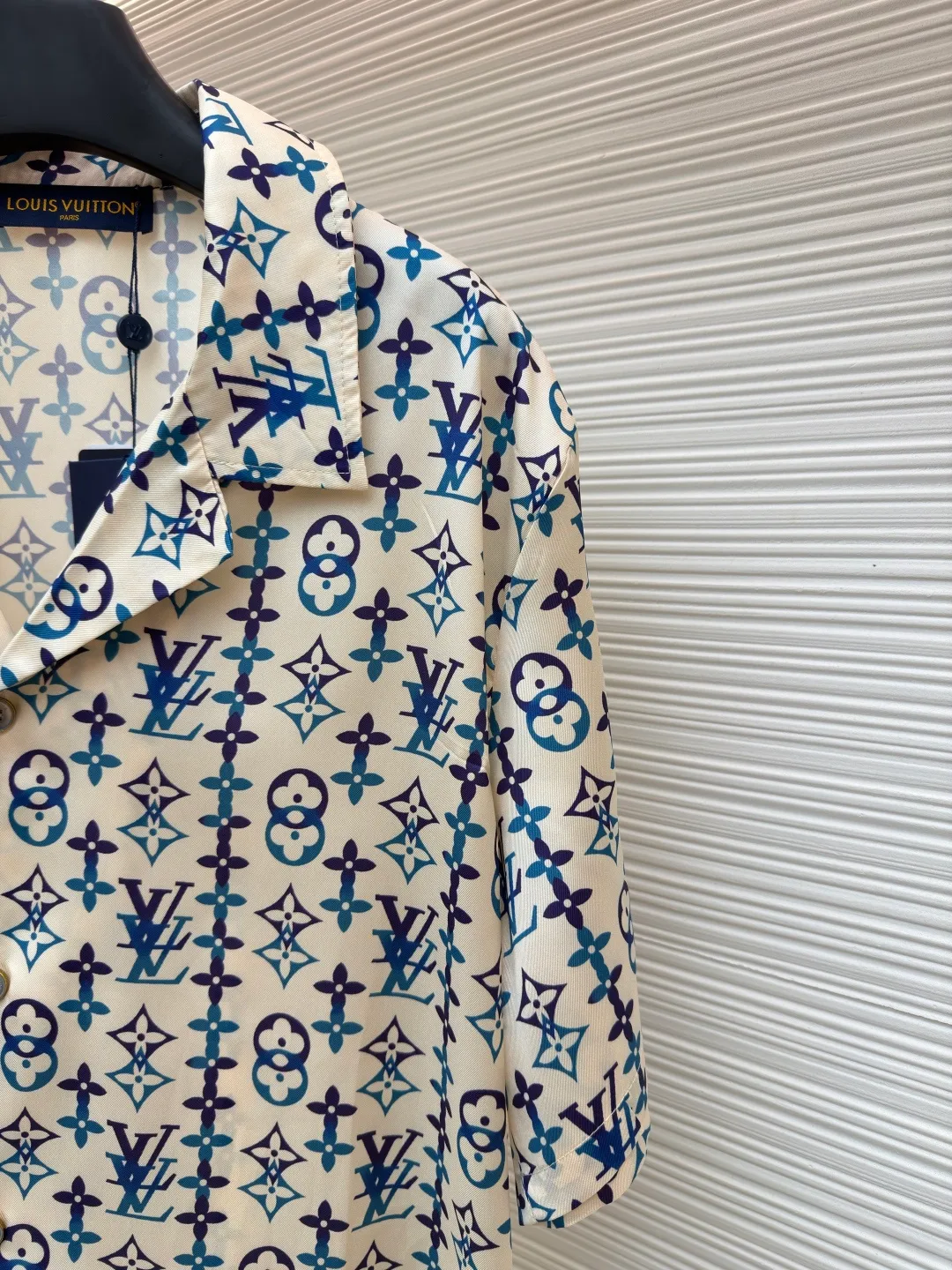 LOUIS VUITTON Overlap pattern printed mulberry silk short-sleeved shirt ●Original version: purchased and developed by 14997 ●Item number: 1682513-A50 ●Fabric: cotton fabric ●Technology: printing production ●Color: apricot ●Version: fitted version ●Weight: about 175 grams ●Size: S-M-L-XL ●Description: This LOUIS VUITTON's all-over presbyopia short-sleeved shirt is made of high-count silk blended fabrics. The fabrics are smooth and soft to the touch after pre-washing. They have good breathability and drape, and are comfortable to wear without restraint. The classic presbyopia pattern printed all over the body is made using digital direct printing technology. The colors are distinct and the pattern is precise. It is not easy to fade or smudge after high-temperature fixation treatment. The presbyopia elements are neatly arranged to show brand recognition. The shirt is designed with a Cuban collar, the neckline is smooth and natural, and the buttons at the placket are made of custom mother-of-pearl buttons, which have a warm and shiny texture. The overall cut is a loose silhouette, the shoulder joints are straight and fine, the cuffs are designed with short sleeve cuffs, customized accessories and three labels are complete, and the details and craftsmanship show the level of luxury. It is suitable for various wearing scenarios such as leisure vacations and daily outings. The overall wiring is straight and delicate, the fabric is comfortable and soft, and the color is consistent without color difference. It can be matched with the same style to create a fashionable look and control various occasions. Customized accessories, complete with three standards, same style for men and women!